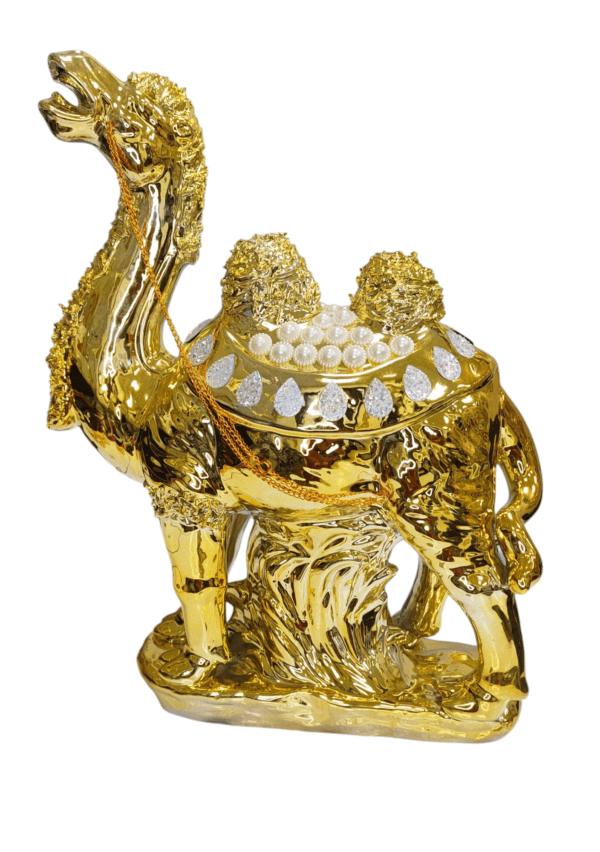 "Statua di Cammello Elegante - Decorazione in Argento e Oro per un Tocco di Lusso"