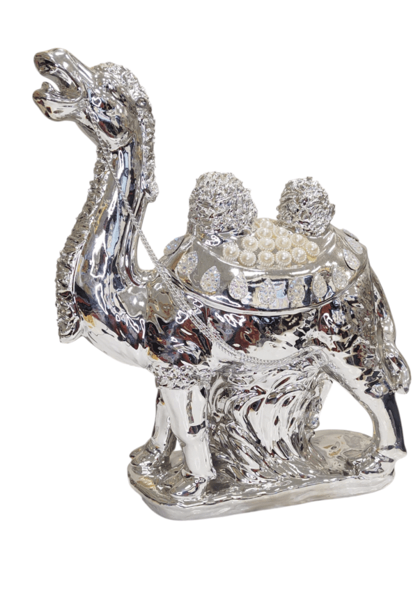 "Statua di Cammello Elegante - Decorazione in Argento e Oro per un Tocco di Lusso" - immagine 3