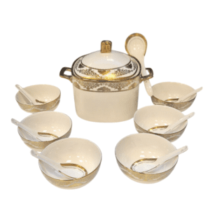 Un elegante set da zuppa composto da 15 pezzi, 6 cucchiai, 6 ciotole, 1 ciotola con relativo coperchio e 1 cucchiaio grande da zuppa.