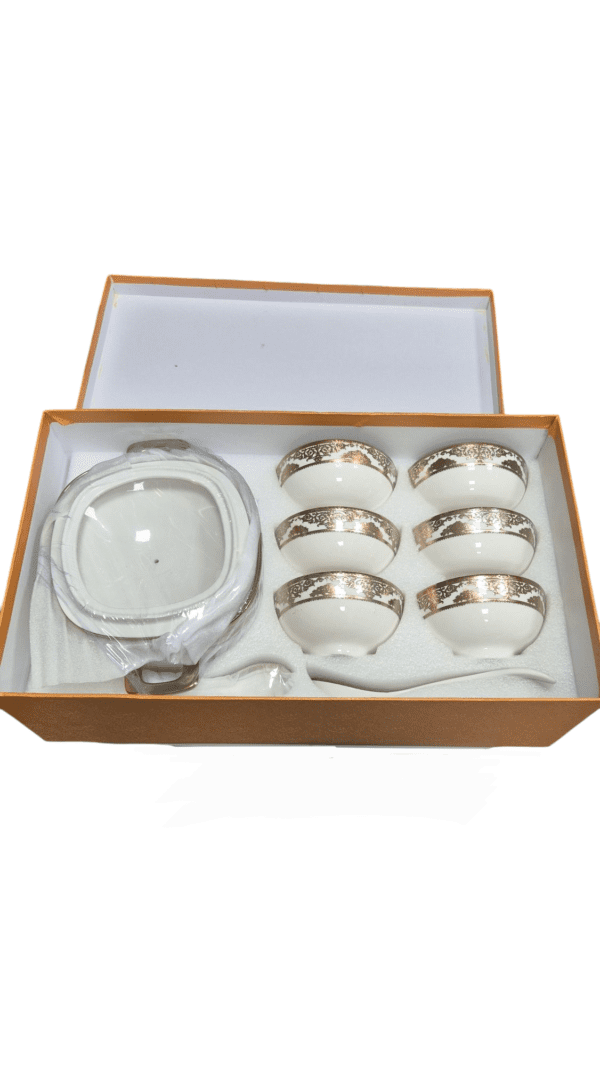 Un elegante set da zuppa composto da 15 pezzi, 6 cucchiai, 6 ciotole, 1 ciotola con relativo coperchio e 1 cucchiaio grande da zuppa. - immagine 5